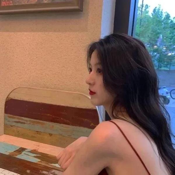 她的微笑像颗糖